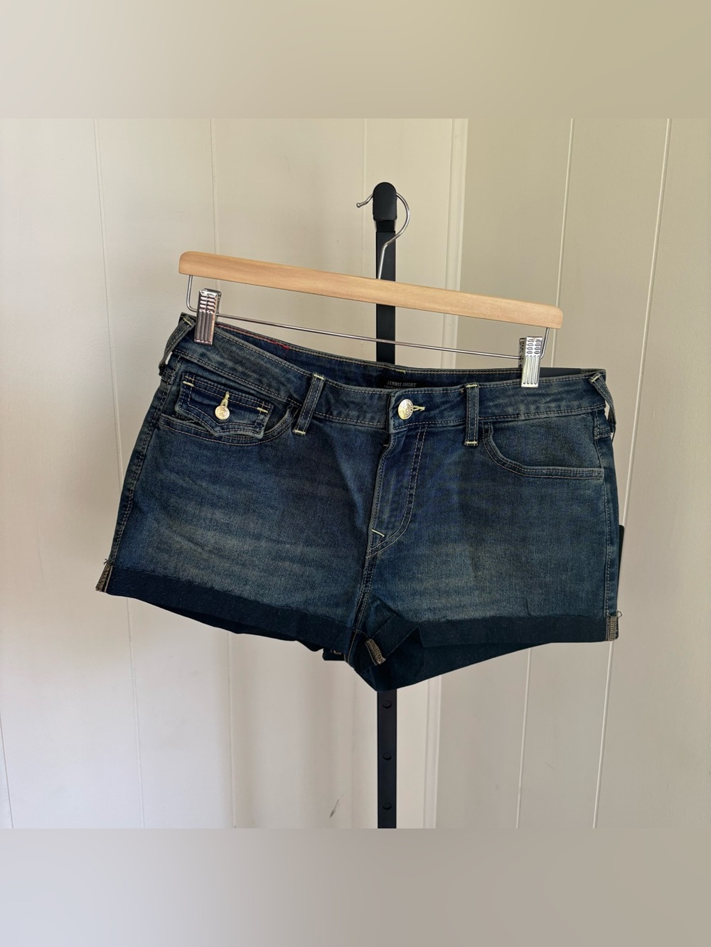 True Religion Jennie Curvy Mid Rise Denim Jean Shorts Medium Wash Womens 32 NWT